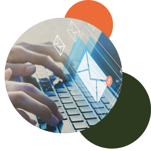 Profissional de marketing escrevendo e analisando dashboard de campanha de e-mail marketing com métricas de abertura, clique e conversão